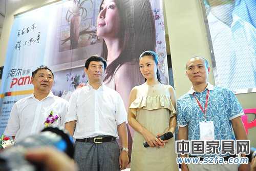 派尼爾家居代言人林心如與中國家協理事長朱長嶺、派尼爾家居總經理鄧啟平合影