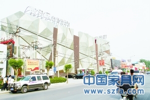 飾界風以專業飾品賣場的形象獨立于十里河東段，銀灰色的裝修讓其很不醒目，位置欠佳、定位失策是其敗北的重要因素。