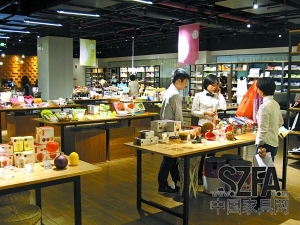 進(jìn)駐大型購物商場的家品店,人流也比平時多了不少。