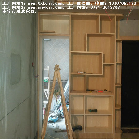 加層作小造型，雙層，也好看，相比，醒色白飾，整體展柜、儲(chǔ)柜、小小別致柜衣家具設(shè)計(jì)定制加工廠(chǎng)南寧中國(guó)的，不普通~